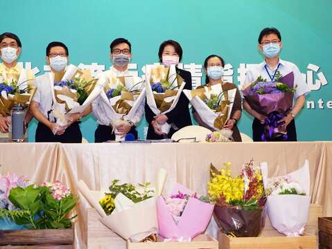 合影_疫情會議記者會_多功能廳_高讚賢攝