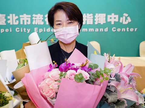 花卉合影_疫情會議記者會_多功能廳_高讚賢攝