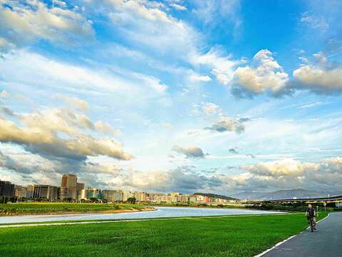 玩水玩沙後 親子一起騎單車迎風觀賞基隆河美景