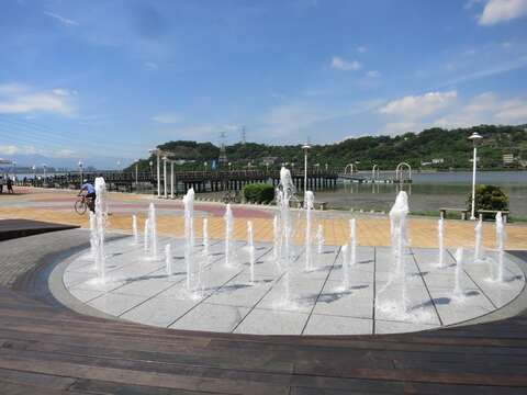 關渡碼頭廣場設有景觀乾式噴泉，同步6月6日開始噴水