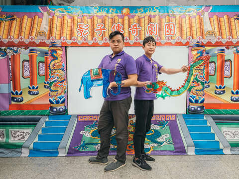 Shadow Legends Drama Group’s leader Hsiao Meng-tung (left) and his brother Hsiao Nai-cheng (right) took over the troupe their father established, and are committed to spreading shadow puppetry to the world. (Photo/Samil Kuo)