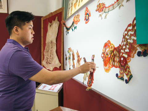 Despite facing innumerable difficulties, Troupe leader Hsiao still endeavours to preserve shadow puppetry for future generations. (Photo/Samil Kuo)