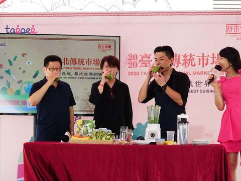 黃副市長珊珊和產業發展局林局長崇傑及綠拿鐵達人(小V爸)共同製作並享用綠拿鐵