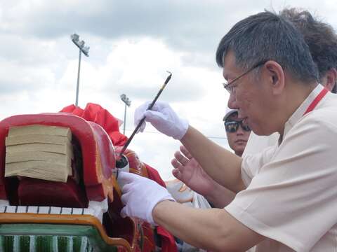 柯市長為龍舟開光點晴