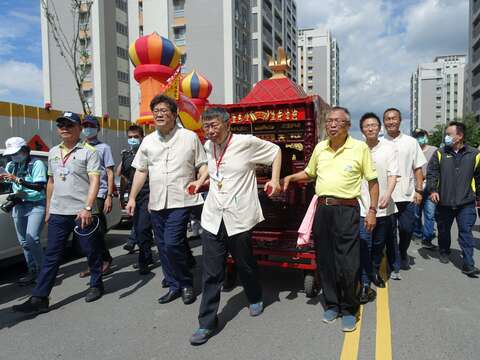 柯市長率神轎隊伍踩街