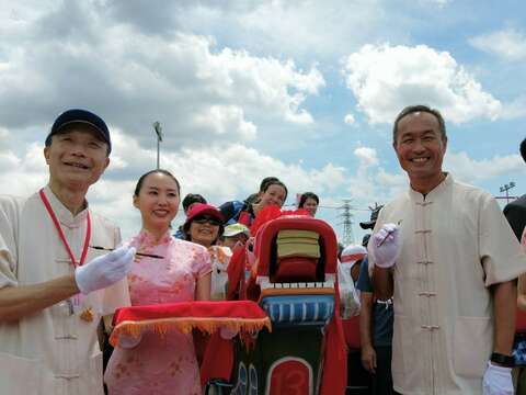 體育局李再立局長、消防局畢副局長共同為龍舟點晴