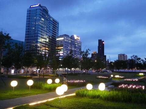 夜晚燈光為廣場增添幾分吸引力