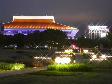 閃耀的燈光妝點夜晚的廣場