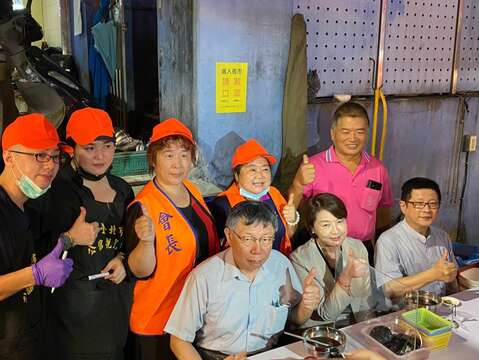 柯市長品嘗公館夜市合影
