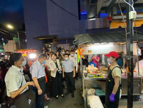 柯市長視察公館夜市攤位