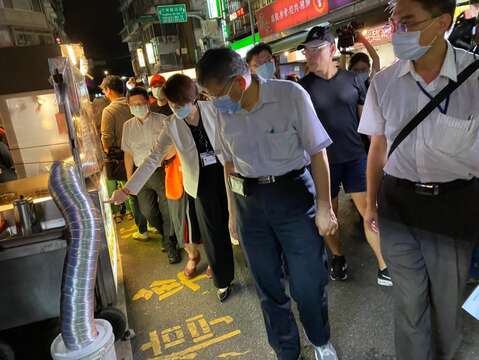 柯市長視察攤位