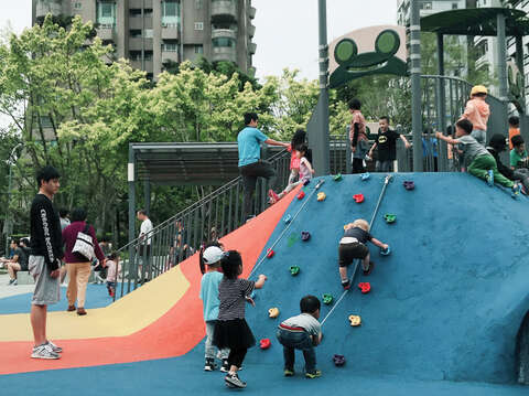台北の街中には至るところに公園があるので、簡単に子どもたちの遊び場が見つけら れます。( 写真/Jessie Rock )
