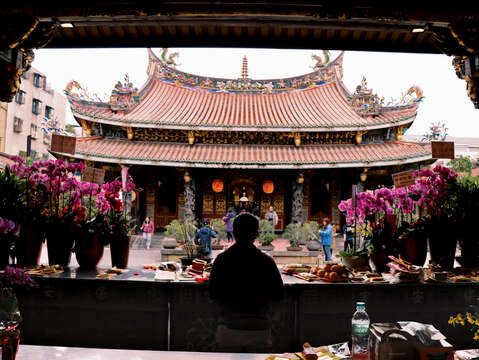 Immerse yourself in the local culture by following customs practiced in temples.