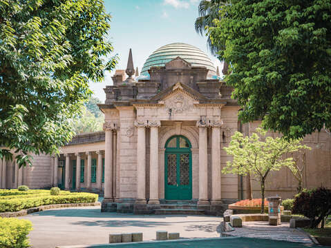 Not only does the Baroque-style Museum of Drinking Water provide educational information on water conservation, but it is also a hotspot for bridal photographs! (Photo/Taipei Water Park)
