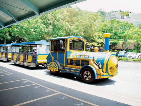 As one of the largest zoos in Asia, Taipei Zoo also offers an internal shuttle train/bus service which only costs NT$5 per ride!