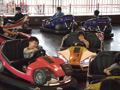 Taipei Children's Amusement Park boasts a variety of large amusement facilities that can be enjoyed by children, and even parents, too.