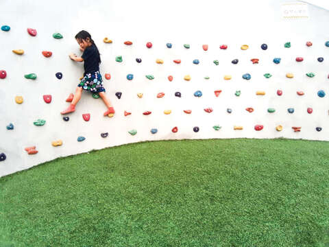 Hsin Hsin Park's centerpiece is its double slide with a rock-climbing wall, suitable for thrill-seeking kids. (Photo/Daria Lin)