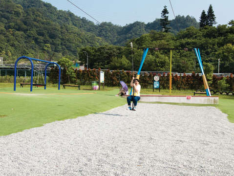 かつてゴミ処理場だった山水緑生態公園は、ジップラインや砂場などの施設があるエコパークへと姿を変えました。