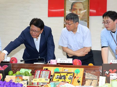 屏東縣長潘孟安介紹屏東農特產品