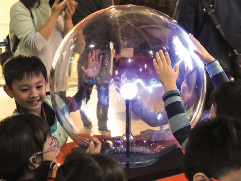 NTSEC cultivates children’s interest in science through interactive exhibitions such as “Staying Your Shadow on the Wall” and “The Lightning Ball,” both heavily favored by kids. (Photo/NTSEC)