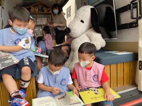 「行動書車前進校園場次」─小朋友專注閱讀中，北市圖特別挑選好書大家讀得獎好書等經專家肯定之圖書放置於書車供讀者欣賞