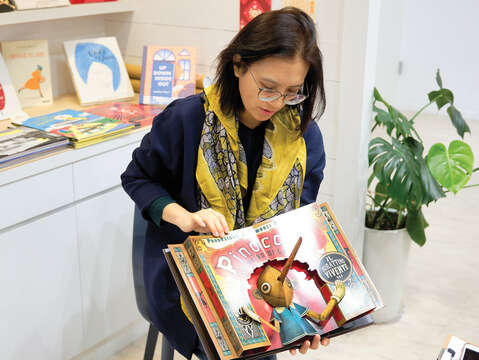Angélique displays the magic and exquisite nature of picture books.
