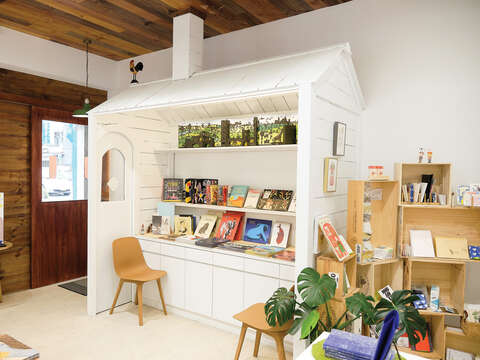 The clean interior design, low shelves and simple exterior design give us the impression that this is no ordinary bookstore.