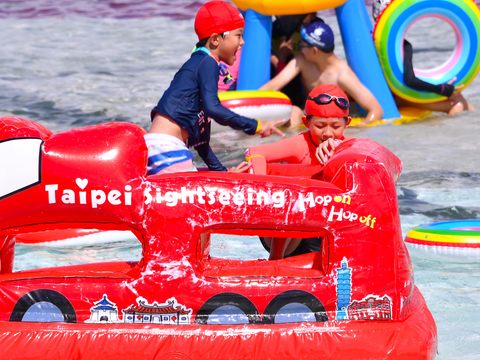 河岸童樂會是孩子們最愛的水上遊樂園，今年移師公館自來水園區更為精彩-許宜容攝