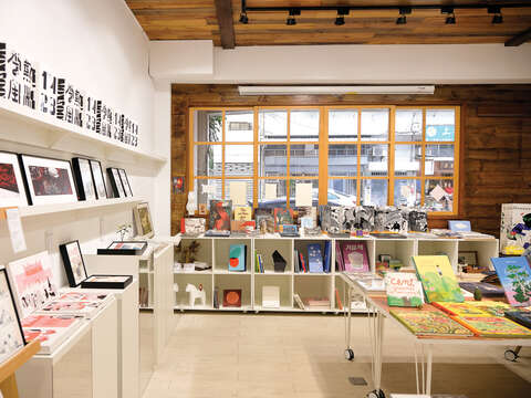 店内では低めの本棚を利用し、アートギャラリーのような雰囲気を作り出しています。