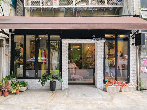 The attractive façade and large window display design helped Joyce Liu catch the eyes of potential customers.