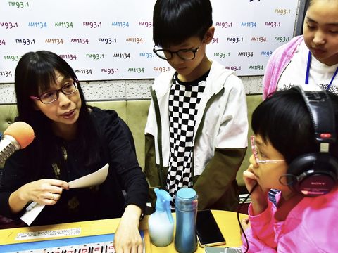 臺北電臺辦理暑期廣播體驗活動，由資深廣播人於錄音間實地解說。.JPG