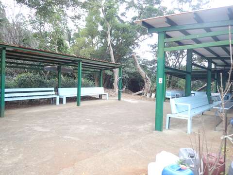 山友以鋼架搭建形成ㄇ字型的涼亭