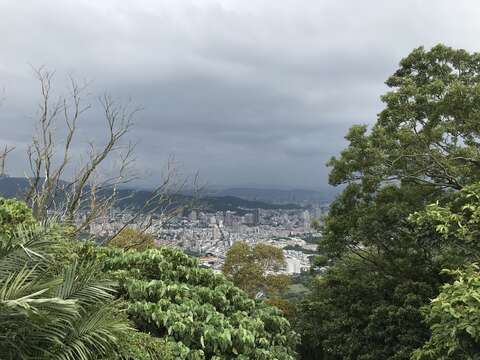 在涼亭眺望關渡平原和基隆河景觀
