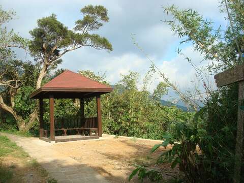 貴子坑步道階梯終點有一座涼亭，此處開始接上臺北大縱走路線。