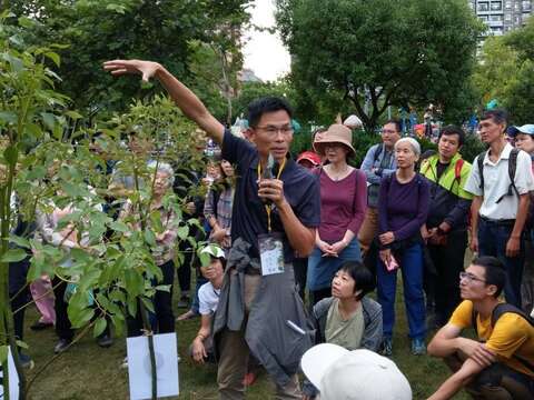 去年啄木鳥活動由大安森林公園之友基金會陳鴻楷副執行長帶領學員們了解防颱修