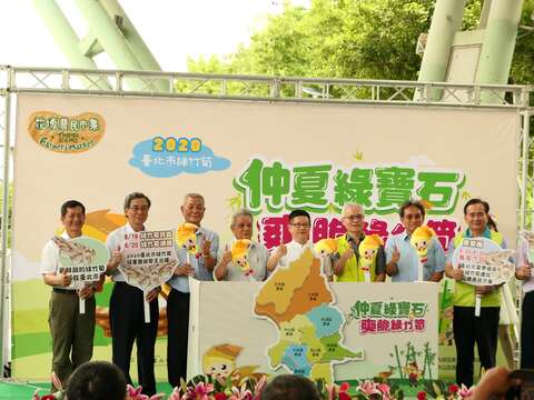 大合照，左起周會長、蘇總幹事、鄭常務監事、莊理事長、林局長、莊副署長、郭場長、王分署長
