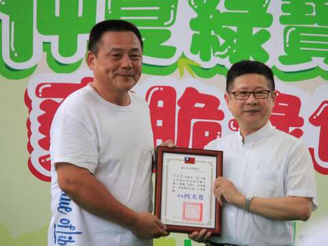 北市府產業局林崇傑局長與冠軍筍王周良富農友合照