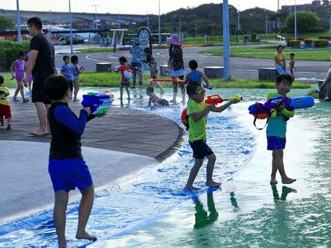 飆破36度高溫的夏天，到大佳河濱戲水區玩水超涼爽!