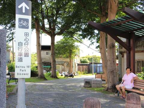 2大業路527巷入口處即有田心仔公園自行車道的指標牌