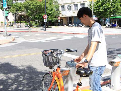 1北投捷運站1號出口出站後，即可看見YouBike租借站