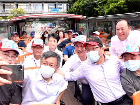 市長柯文哲與交通部長林佳龍、衛服部長陳時中於觀巴上歡樂自拍