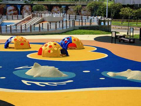 大佳河濱共融式遊戲場目前可說是北市最大的河濱共融式遊戲場