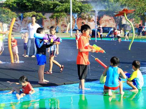 夏天就是要玩水! 北市水利處加碼推薦大佳河濱公園戲水區，7-8月加碼天天噴水