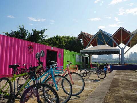闔家大小也可以至自行車租借站租借單車，一同騎著單車暢遊精采好玩的河濱公園。