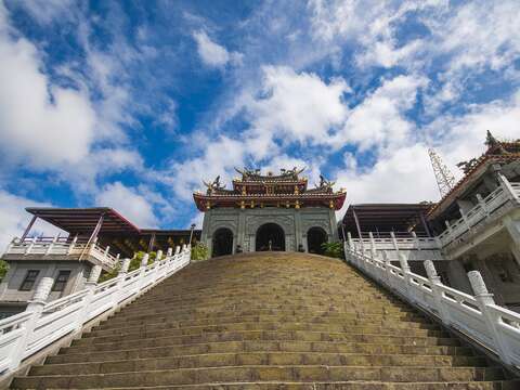 10指南宮正殿前階梯陡峭向上更增添巍峨雄偉氣勢