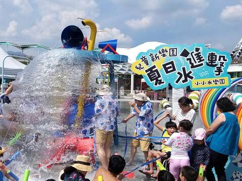 遊客們玩水