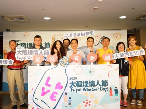 臺北市政府簡副秘書長哲宏(中)、觀光傳播局劉奕霆局長(右一)、情歌天后萬芳(左二)及大同區在地商圈代表出席今日記者會，邀請全臺民眾8月22日到大稻埕聽情歌看煙火，並提前到大稻埕舊城區走走逛逛