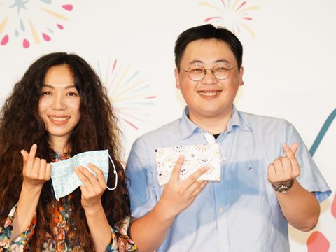「大稻埕情人節」活動以「愛沒有距離」為主題，請來萬芳、艾怡良、吳汶芳、小男孩樂團等歌手樂團接力演唱一首首經典情歌