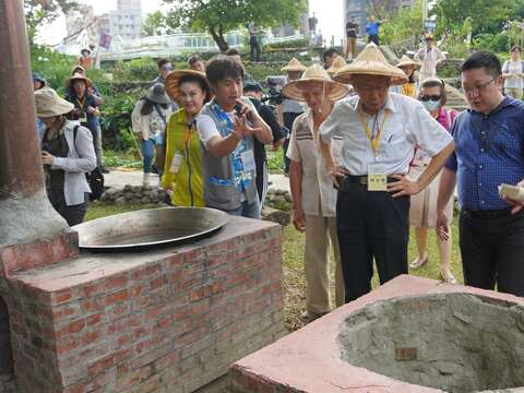 市長參觀90歲客家志工懋伯自製的傳統柴燒大灶