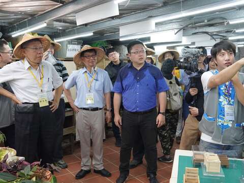 市長參觀農場24節氣活動之田間作物製作之手工藝品